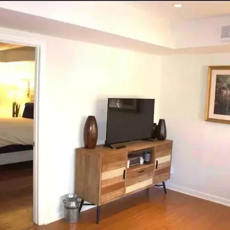 Cozy Midtown Garden Apartment | Walk The Beltline.-3