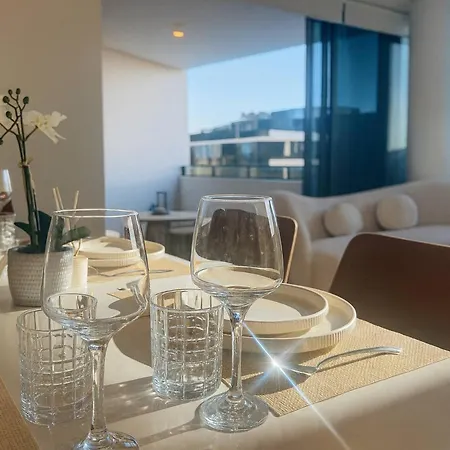 Milton Oasis Level 16- Luxury Apt Near Milton Station-2