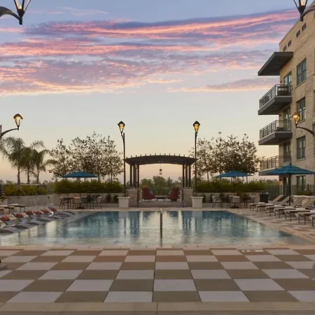 Landing Beautiful Studio Courtyard Pool-2