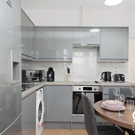 Stylish 2Br Flat By Golden Service Accommodation Holiday Lets Forest Gate-2
