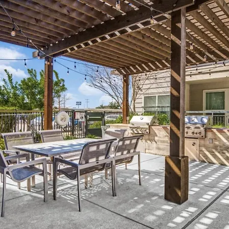 Landing Apartments - Republic At Alamo Heights-2