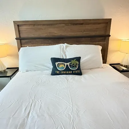 Sunny Miami Beach Getaway , Steps From The Ocean!-3