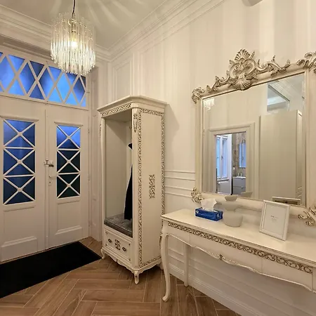Crown Ultracentral - Stylish Central Apartment-3