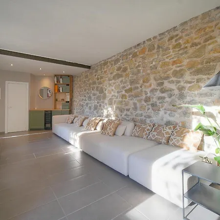 Duplex 3 Chambres Terrasse Et 1 Dependance A4B026-3