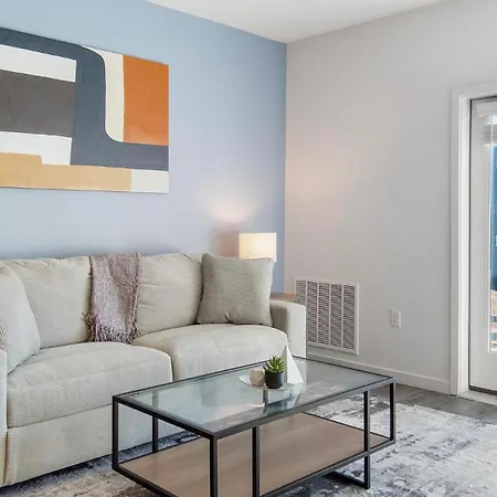 Landing Beautiful 2Bd Gym Pool-2