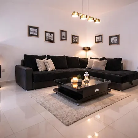 Lake View Double Balcony City Center Apartment In Ohrid-3