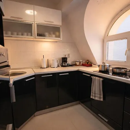 Lake View Double Balcony City Center Apartment In Ohrid-2