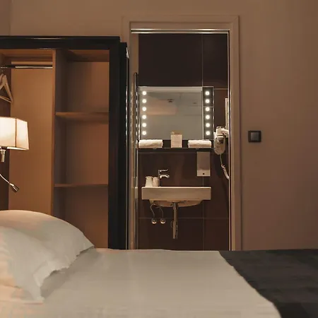 Hotel Le Grillon-3