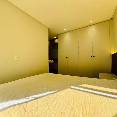 Apartamento De Frente Para O Mar Na Praia De Palmas Com Uma Suite E Duas Demi-Suites.-2