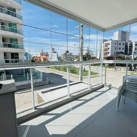 Residencial Cayman - Apartamento Espacoso A Apenas 3 Minutos Da Praia De Palmas, Com Ar-Condicionado Em Todos Os Comodos E Sacada Com Vista Para A Rua.-2