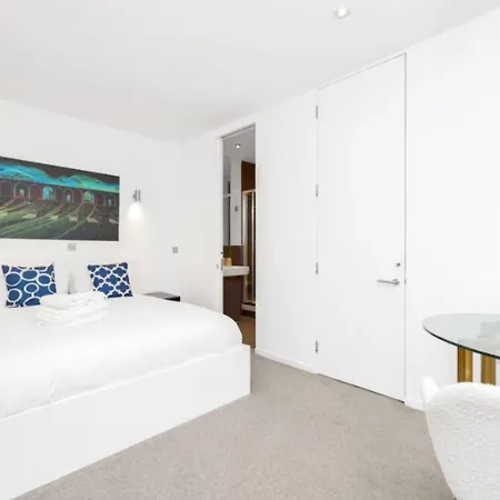 Loft-Style 3 Bed Apartment Short Term Rental & Flexible Renting Hoxton With Free Wifi & Terrace !-2