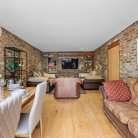 5 Bed 2 Bath Private House With Balcony - London-2