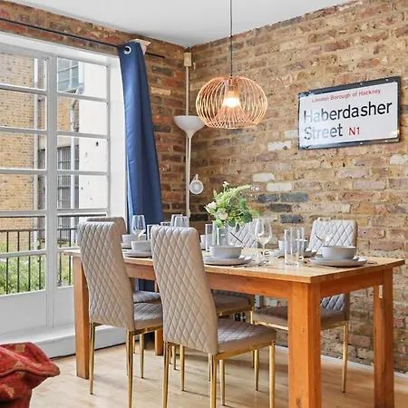 5 Bed 2 Bath Private House With Balcony - London-3