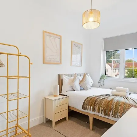 Spacious 4 Bed/2 Bath House With Garden Near Canary Wharf-3
