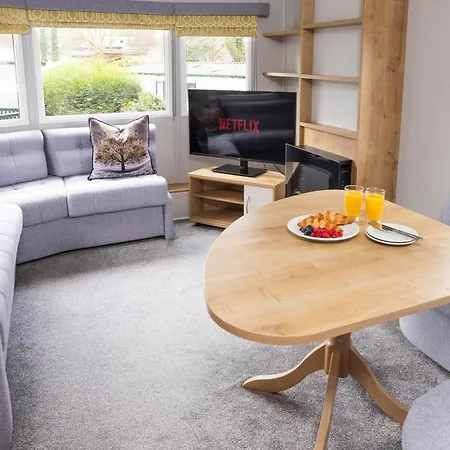 The Lake House - Dog Friendly Lakeside Cabin, 1 Min To Lake Windermere, Bowness-3