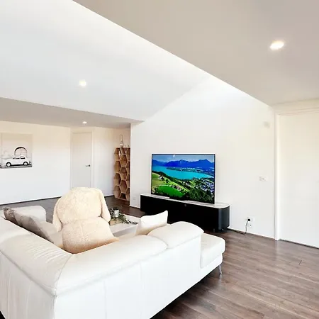 Lakefront 6B4B House By Goodlive-3