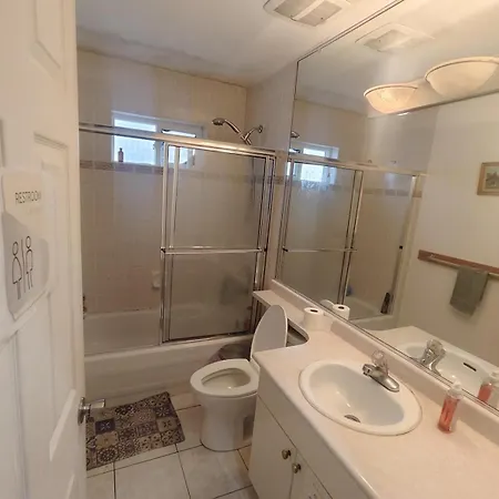 Vancouver Budget Rooms- Yvr 11 Min, Downtown 15 Min, Free Parking-3