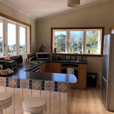 Stay On A Cottage In A Vineyard On Waiheke Island-3