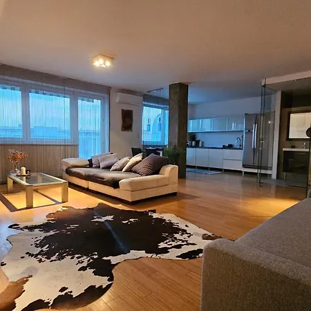 Modern Top Floor Loft, Private Terrace, Near Center & Free Parking-3