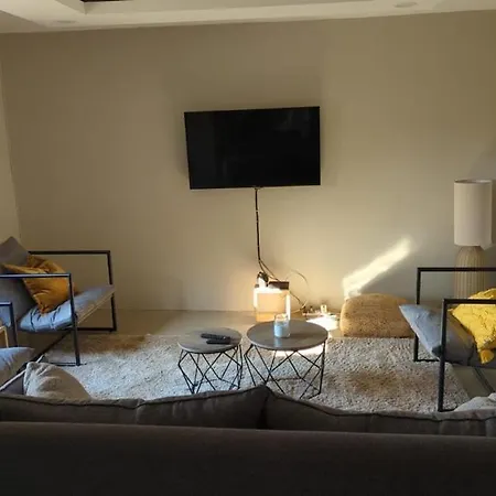 Newly Renovated 3 Bedroom House In Leopards Hill-2