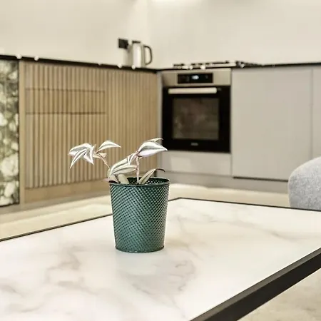Stylish 2Br Flat Kensington Wi-Fi & Parking-2
