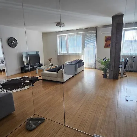 Modern Top Floor Loft, Private Terrace, Near Center & Free Parking-2