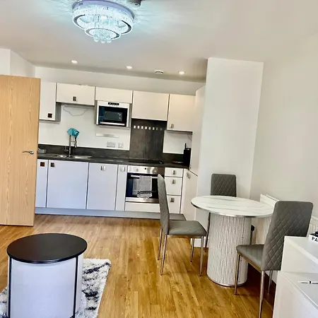 Central-Modern 1-Bed Apt,Sleep 4 -Near Train Station & Easy Access To Central London & City Centre-2