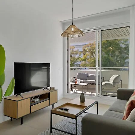 Apartment With Terrace, Parking, Pool And A C - Horus 1-3