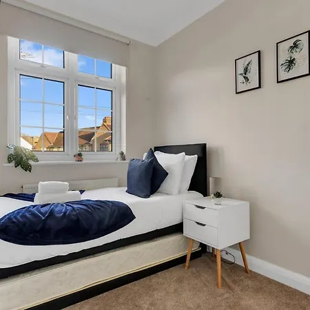 Bright 3-Bedroom House Close To Canary Wharf-2