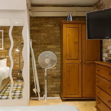 Stylish Studio Flat In Fullwoods Mews, London-2