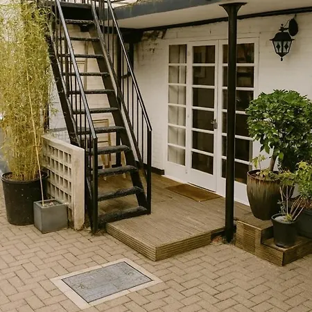 Stylish Studio Flat In Fullwoods Mews, London-3