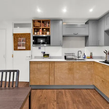 Stylish 4 Bedroom House With Canal Views - E14-3