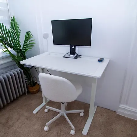 Cozy Theatre & Office Brooklyn Stay-3