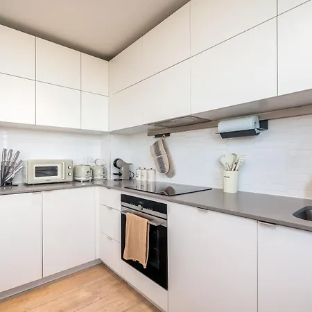 Luxe Apartment With Views, Gym, Game Room & Cinema-2