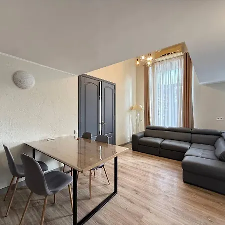 18 Deribasivska Street Jacuzzi Apartment-2
