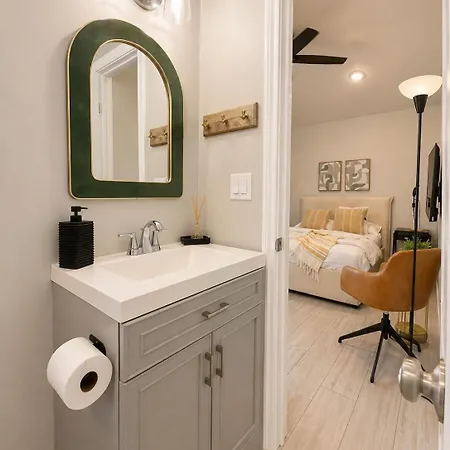 Private Modern Guesthouse, Near La Cantera/Medical Center-2