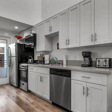Lux Modern 1-Bedroom 1-Bathroom Loft With Parking-3