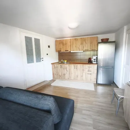 Under Rock Guesthouse-2