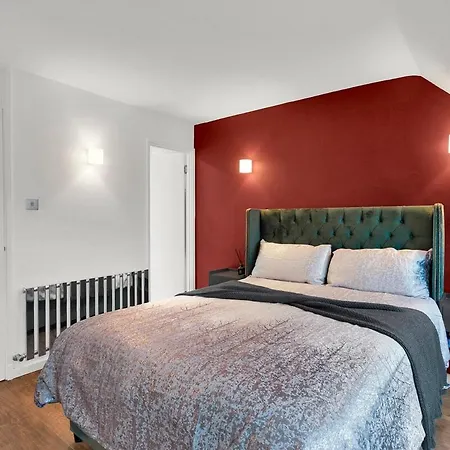 Stylish 4 Bedroom House With Canal Views - E14-2