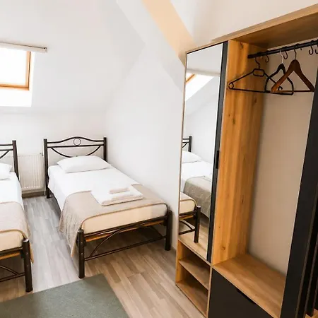 Light-Filled 4-Bedroom Attic Flat With Air Conditioning-3