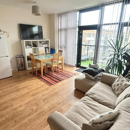 Fantastic West London Loft Apartment-3