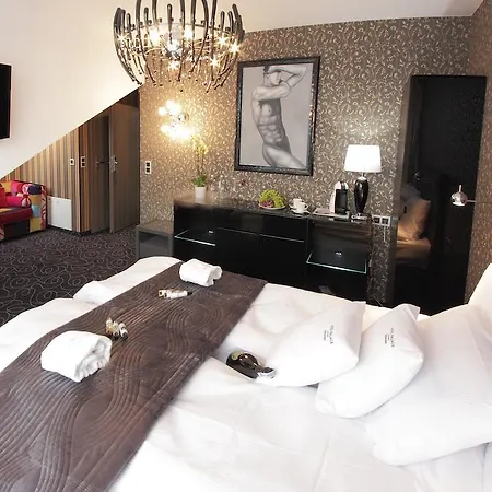 Alex Palace-3