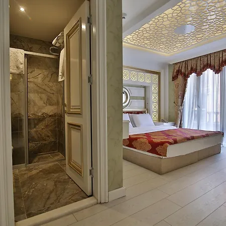 Hotel Queens Land-3