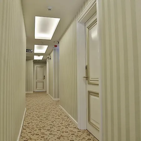 Hotel Queens Land-2