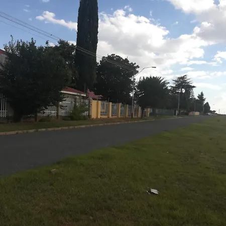 Lalela House Boutique Guesthouse - Free Wifi & Secure Parking-3