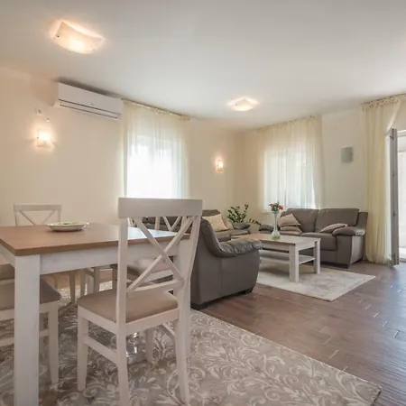 Queen Teuta - Sea View - Private Parking&Garden - BBQ Grill-2