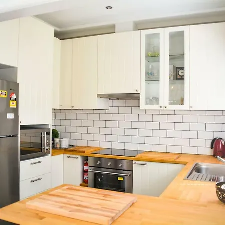 Modern And Stylish 3 Bedroom Home, Western Sydney Ideal For Contractors-2