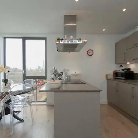 Stylish One Bedroom Apartment Close To The City Of London-2