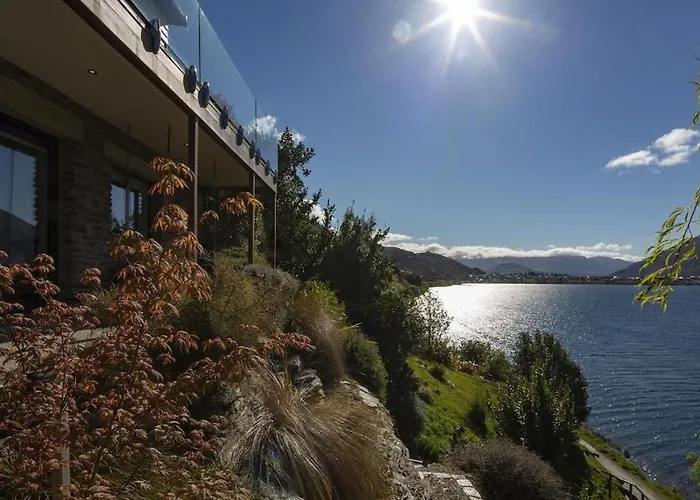 Kohanga Luxury Lakeside Villa By Amazing Accom Queenstown