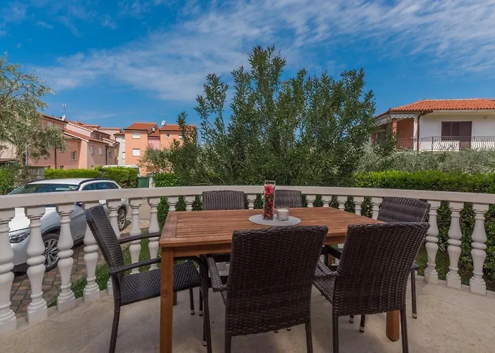 Apartment Nias Place Zambratija 